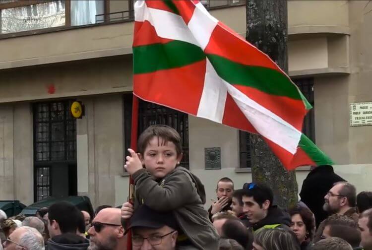 Enfant arborant l'Ikurrina (drapeau basque)